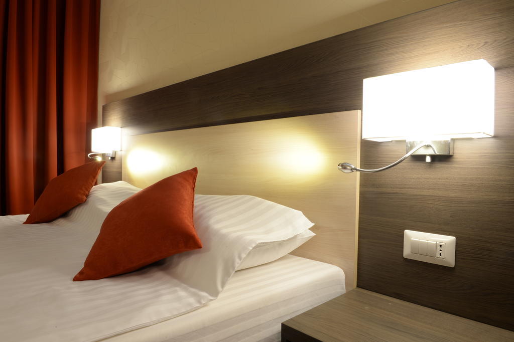 Hotel Galaxy Dumbravita  Oda fotoğraf